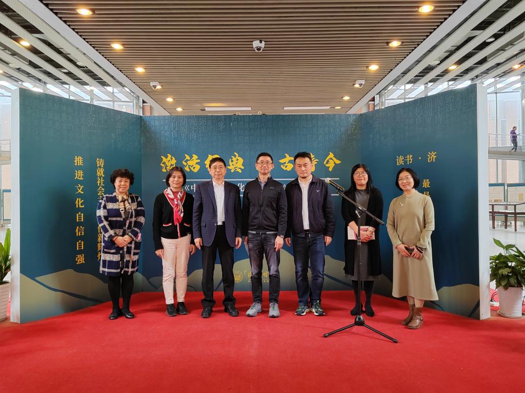 《百部经典》推广展览揭幕 《百部经典》推广展览揭幕