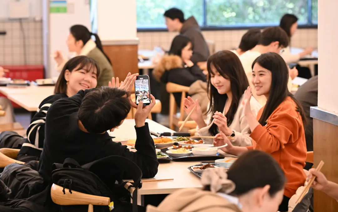 同济大学将“健康第一”理念融入校园日常，为学生青春成长保驾护航