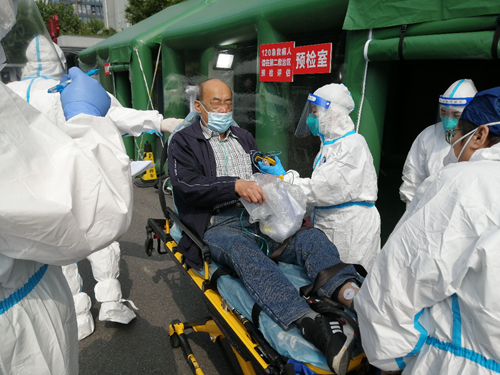 图片包含 人, 人们, 男人, 病房描述已自动生成