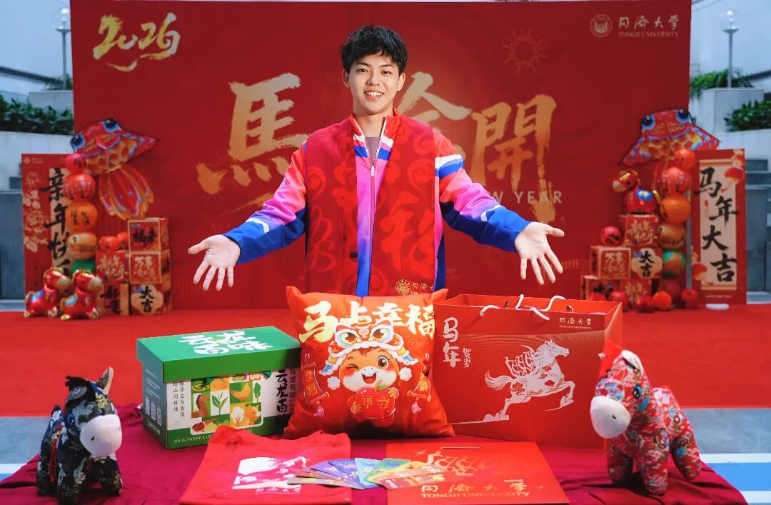 学校为留校过年学生精心准备新春大礼包、新年十餐