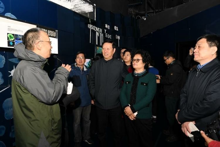 海洋学院周怀阳教授在介绍