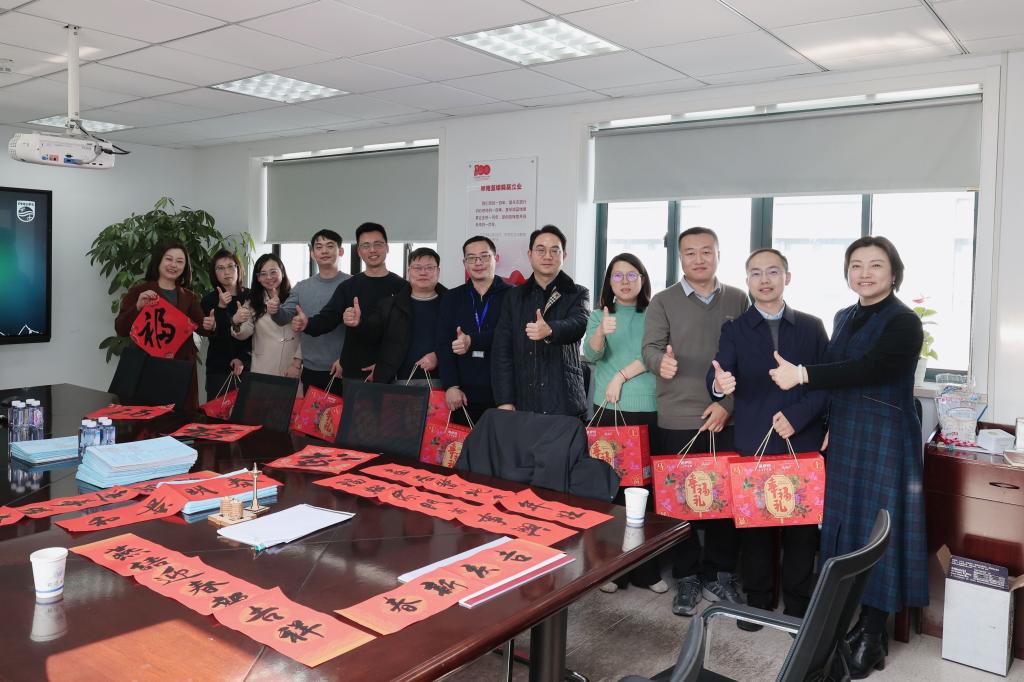 图  走访基建处，与教职工互动交流