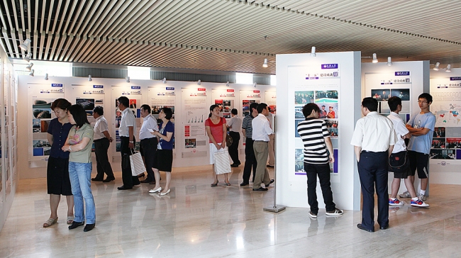 2011-06-30 十一五成就图片展开幕式-3 2011-06-30 十一五成就图片展开幕式-3