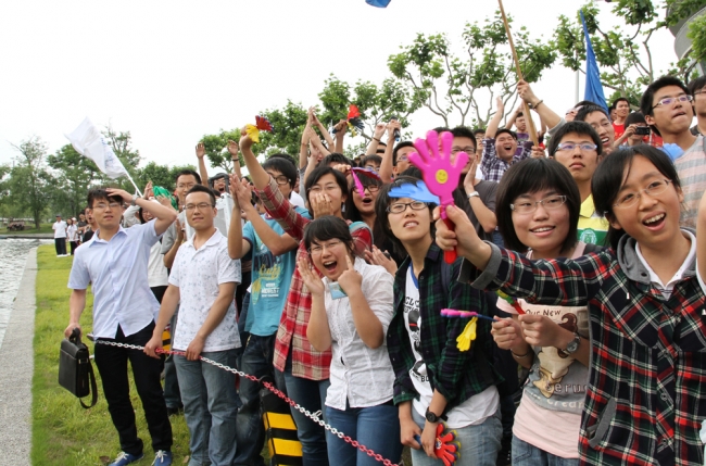 2012年“同舟杯”龙舟赛在嘉定校区举行4