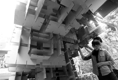 新闻晚报纸板建筑照