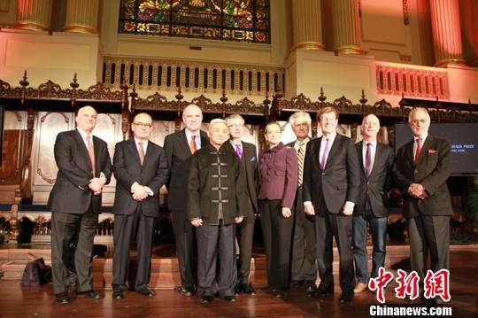 阮仪三教授与历届获奖者合影