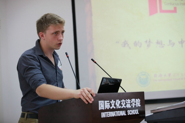 图为波兰籍学生严立行与大家分享自己的故事 图为波兰籍学生严立行与大家分享自己的故事