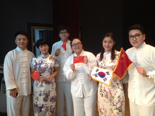 两位刘老师演出结束后与静夜思节目的韩方学生合影