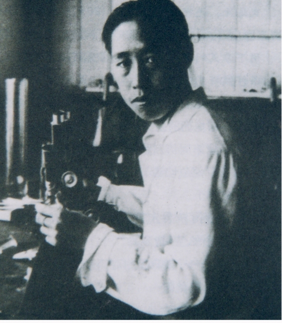 1、工作中的童第周 1、工作中的童第周