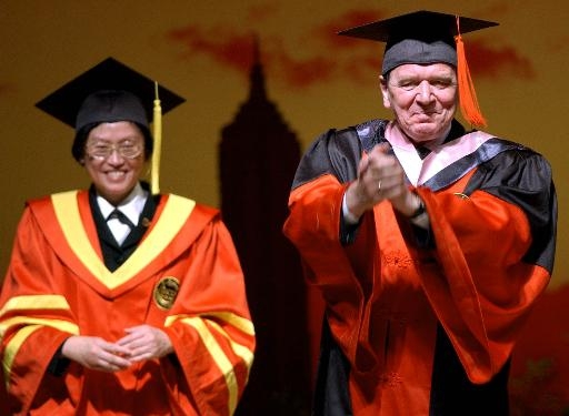 2002年12月30日,时任德国联邦总理的施罗德先生访问同济大学,并受聘成为我校历史上第三位名誉博士。 2002年12月30日,时任德国联邦总理的施罗德先生访问同济大学,并受聘成为我校历史上第三位名誉博士。