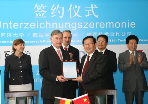 克勒出席中德学院项目、中德合作职教师资培养项目的签约仪式 克勒出席中德学院项目、中德合作职教师资培养项目的签约仪式