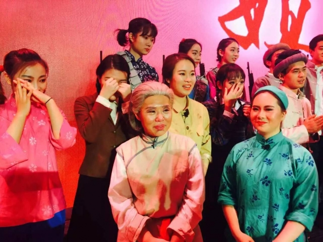 学生演员们演出成功后喜极而泣 学生演员们演出成功后喜极而泣