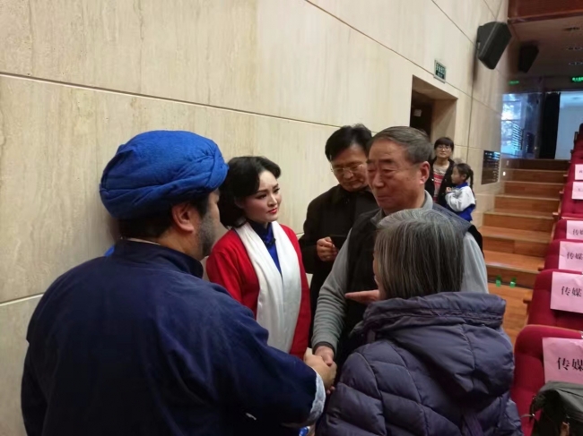 老党员与演员们握手 老党员与演员们握手